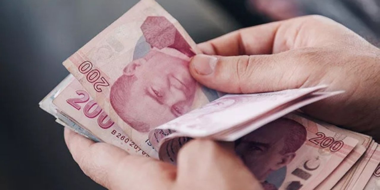 Ramazan Bayramı'nın 6-9 Haziran tarihleri arasına denk gelmesiyle, gözler maaşların bayramdan önce yatıp yatmayacağına çevrilmişti. Ancak alınan bilgilere göre, memur ve emekli maaşları için bayram öncesi ödeme beklenmiyor.

Emeklilere 4000 TL İkramiye Müjdesi!

Sevindirici haber ise emekliler cephesinden geldi: 4000 TL tutarındaki bayram ikramiyelerinin bayramdan önce hesaplara yatacağı kesinleşti. Kurban Bayramı için ikramiye tutarında herhangi bir zam yapılmayacağı da belirtildi. Emekliler, bu ikramiyeyi bayram öncesinde hesaplarında görecekler.

Maaşlar Bayram Sonrasına Kalıyor

Memur ve emekli maaşları için ise durum farklı. Ramazan Bayramı tatili 5 Haziran öğleden sonra başlayıp 10 Haziran'da sona erecek. Maaşların normal ödeme tarihleri ile bayram arasındaki sürenin uzunluğu nedeniyle, memur ve emekli maaşlarının bayramdan önce ödenmesi beklenmiyor. Dolayısıyla, bu kesimler maaşlarını Haziran ayının olağan ödeme takvimine göre alacaklar.