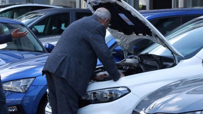 İkinci El Otomobil Piyasasında Bayram Öncesi Sessizlik: Yüksek Faizler ve Kredi Zorluğu Satışları Vurdu