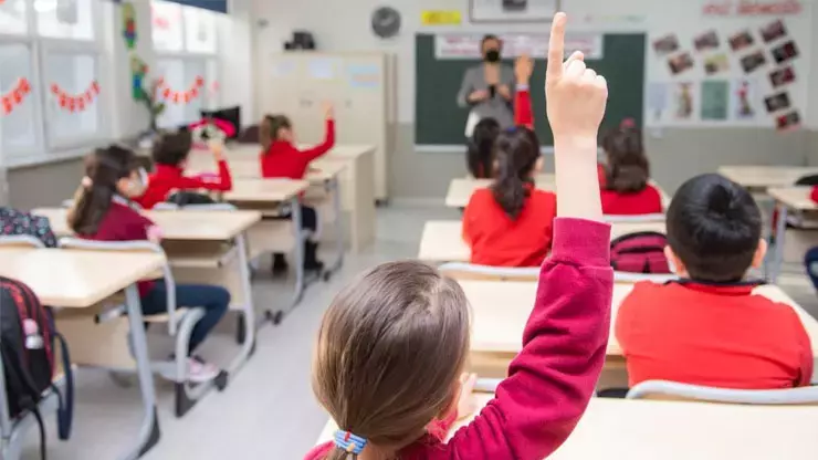 MEB Haftalık Ders Çizelgeleri Değişti: İngilizce 5. Sınıflarda Haftada 14 Saate Çıktı!