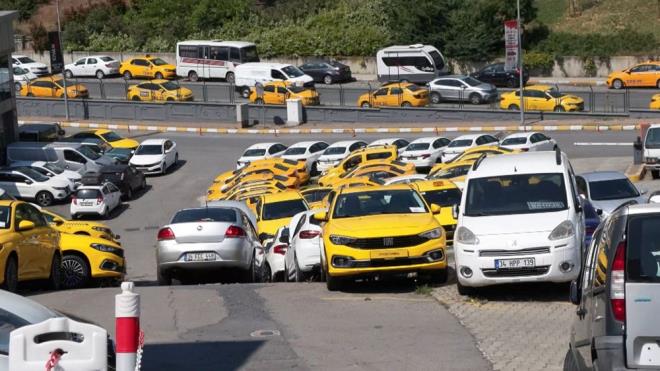 İkinci El Otomobil Piyasasında Bayram Öncesi Sessizlik: Yüksek Faizler ve Kredi Zorluğu Satışları Vurdu