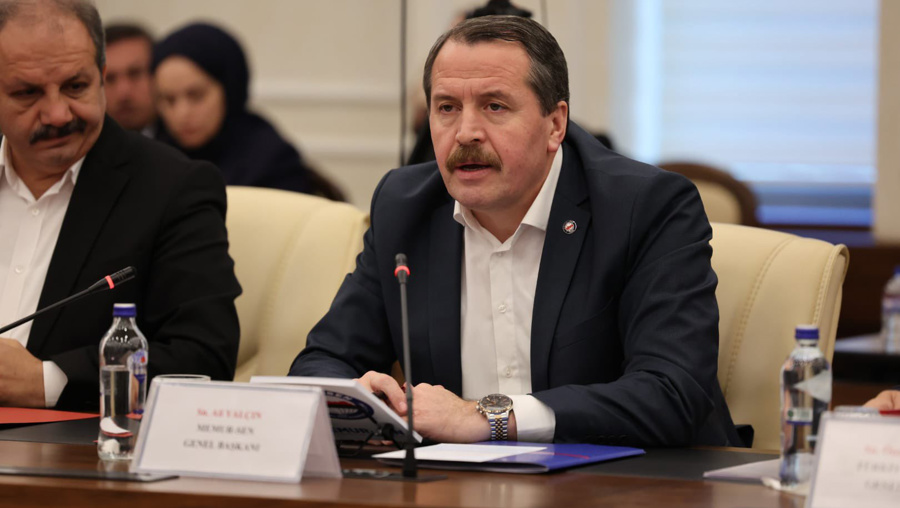 Yükseköğretim Kanunu ve Katılımcı Yönetim Tartışması Yükseköğretim Kanunu'nun (2547 sayılı) esnetilmesi gerektiğini savunan Yalçın, idari personelin aile bütünlüğünün sağlanamaması gibi sorunların çözümü için mücadele ettiklerini ve bu konuda adımlar atıldığını kaydetti. Üniversite senatosunda çalışan temsilcisinin olmamasının tartışılması gerektiğini belirten Yalçın, katılımcı yönetim uygulamasının üniversiteler için şart olduğunu ifade etti. Ali Yalçın'ın bu açıklamaları, Türkiye'de eğitim sisteminin tüm kademelerinde ciddi bir reform beklentisinin olduğunu ortaya koyuyor. Önümüzdeki dönemde yapılacak tartışmalar ve kamuoyuyla paylaşılacak çalışmalar, milyonlarca öğrenci ve eğitimcinin geleceğini şekillendirecek.