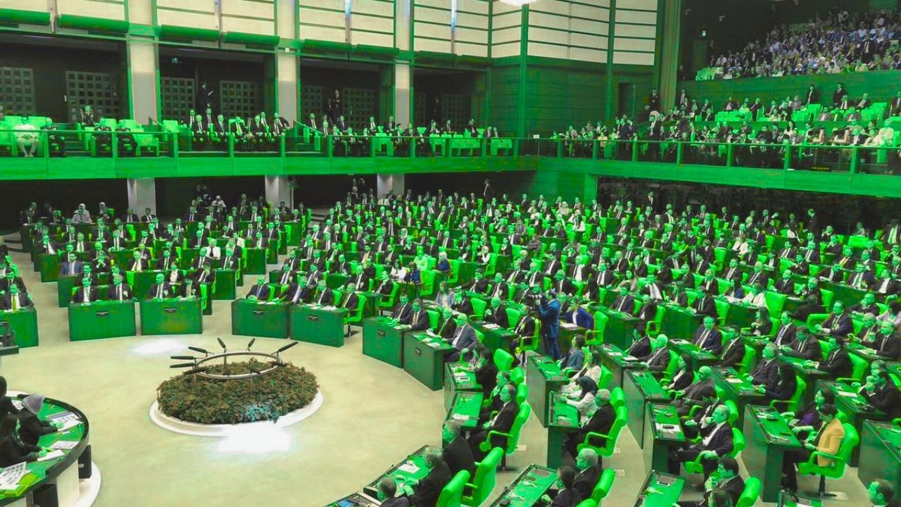 İşçi ve Memurlara Eşit Haklar Teklifi TBMM'ye Sunuldu