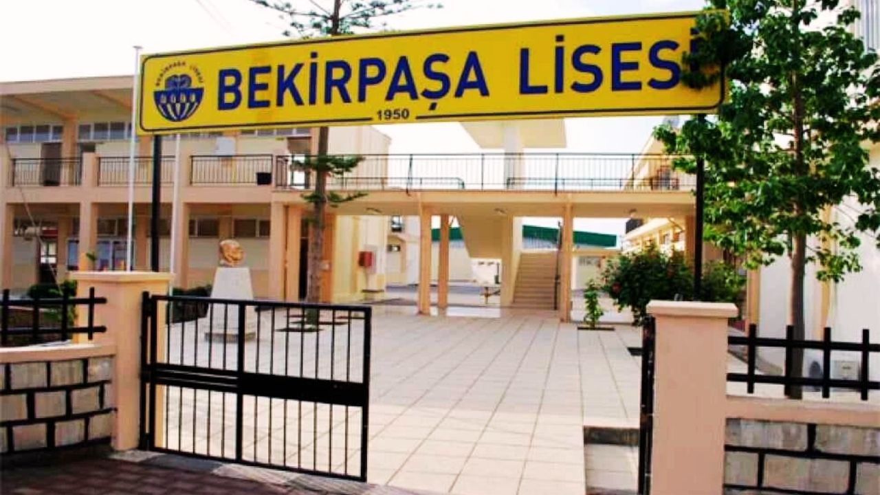 Lise’de kriz: Müdür sınıfları kilitledi, dersler yapılamıyor
