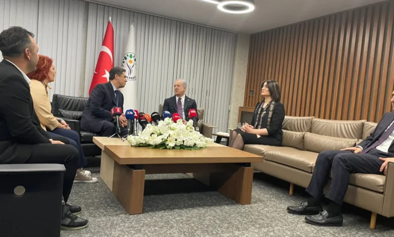 Siyasette "Demli Çay" Esprisi: MHP ve DEM Parti Bayramlaşmasında Gülümseten Anlar!
