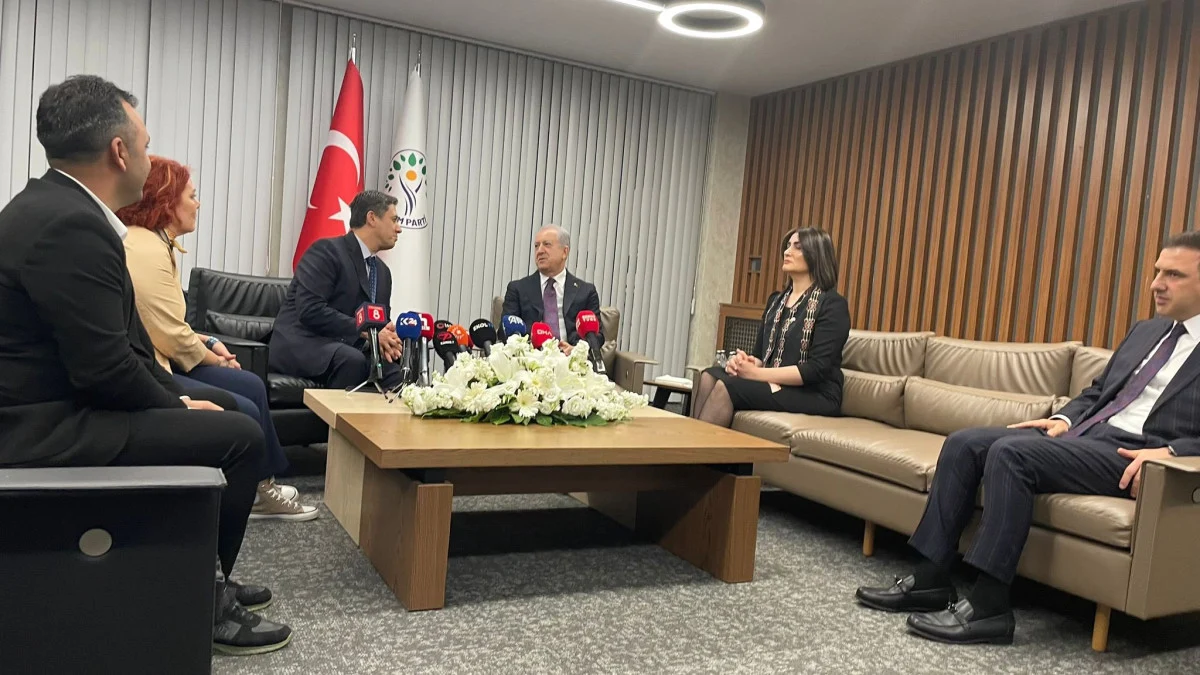 Siyasette "Demli Çay" Esprisi: MHP ve DEM Parti Bayramlaşmasında Gülümseten Anlar!