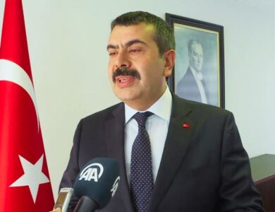 Bakan Tekin Duyurdu: Okullarda Serbest Kıyafet Dönemi Bitiyor, Forma Geri Geliyor!