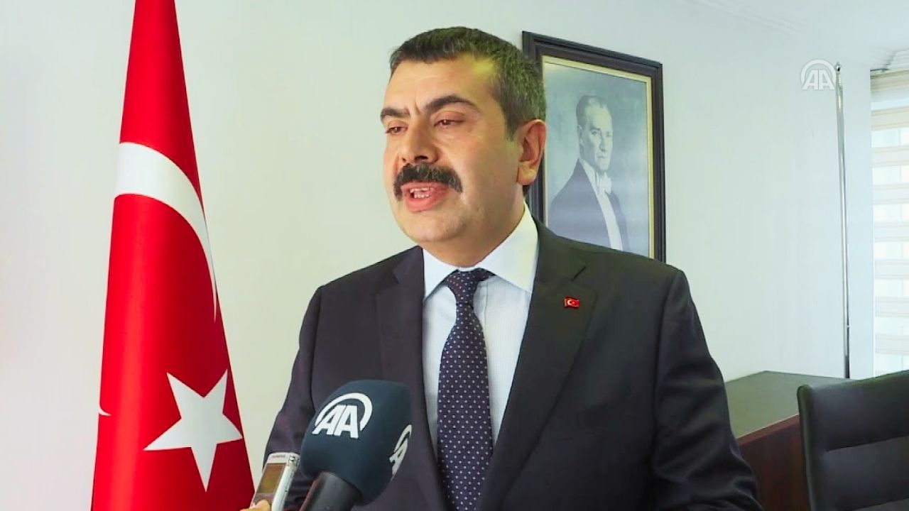 Bakan Tekin Duyurdu: Okullarda Serbest Kıyafet Dönemi Bitiyor, Forma Geri Geliyor!