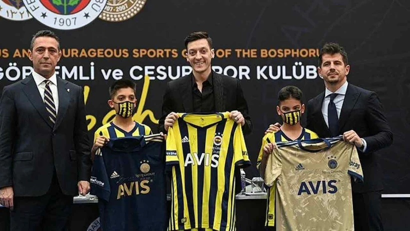Fenerbahçeliler Mesut Özil'e Ateş Püskürdü: Özil Galatasaray'ı Seçti!