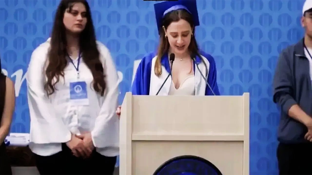 Üniversite birincisinin Atatürk'lü konuşması töreni ayağa kaldırdı