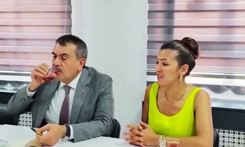 Kadın Öğretmenden Bakan Tekin'e Tuhaf Tepki: "Çıldırıyoruz!"