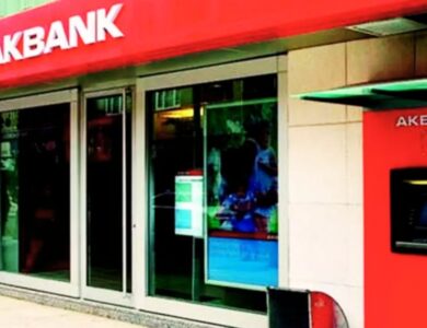 Akbank'tan Öğrencilere Karne Sürprizi: Ücretsiz iPhone, MacBook Air ve AirPods Max Hediyesi
