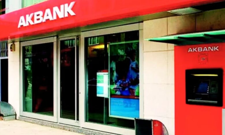 Akbank'tan Öğrencilere Karne Sürprizi: Ücretsiz iPhone, MacBook Air ve AirPods Max Hediyesi