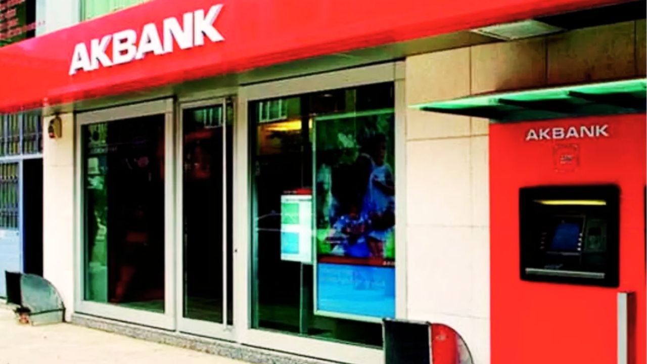 Akbank'tan Öğrencilere Karne Sürprizi: Ücretsiz iPhone, MacBook Air ve AirPods Max Hediyesi