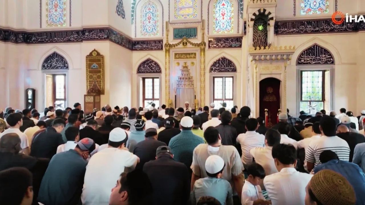 Japonya'da bayram namazı 3 kez kılındı