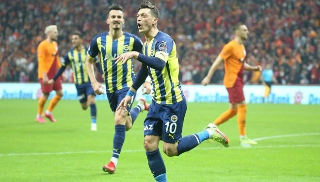 Fenerbahçeliler Mesut Özil'e Ateş Püskürdü: Özil Galatasaray'ı Seçti!